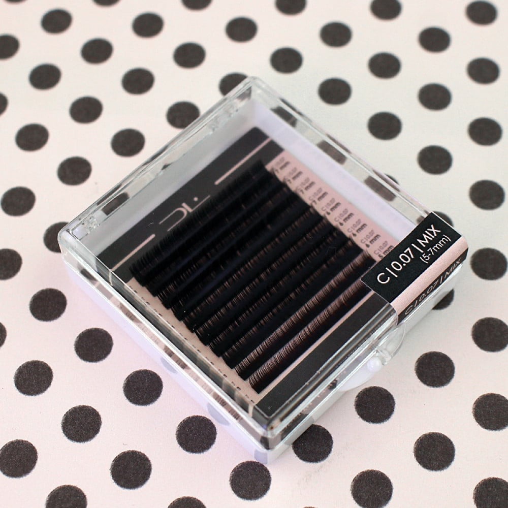 Вії Design Lashes C 0.07 (10 рядів: 5-7 мм) чорні Вії Design Lashes C 0.07 (10 рядів: 5-7 мм) чорні